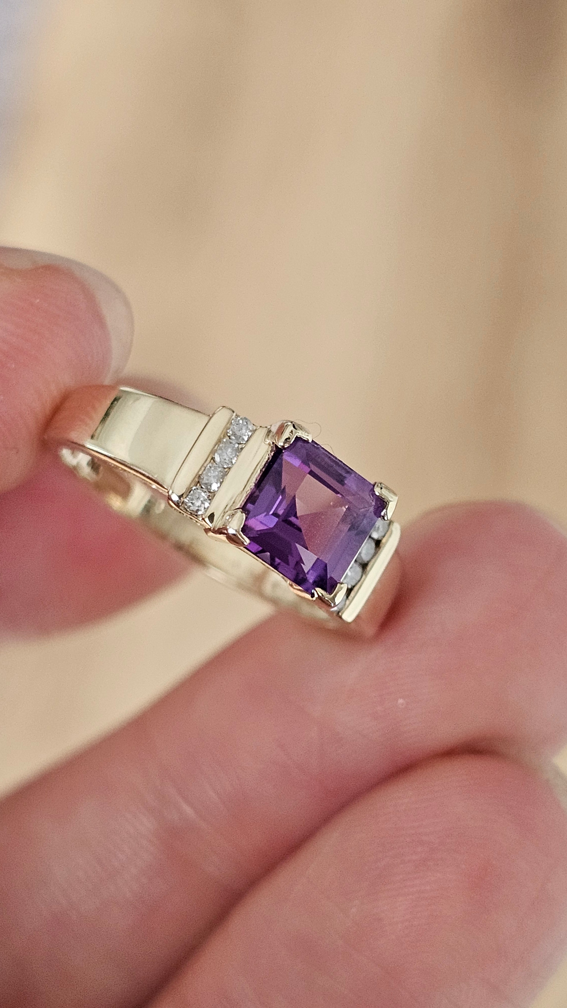 Elegant 9ct Yellow Gold Square-Cut Natural Amethyst & Diamond Ring M 1/2