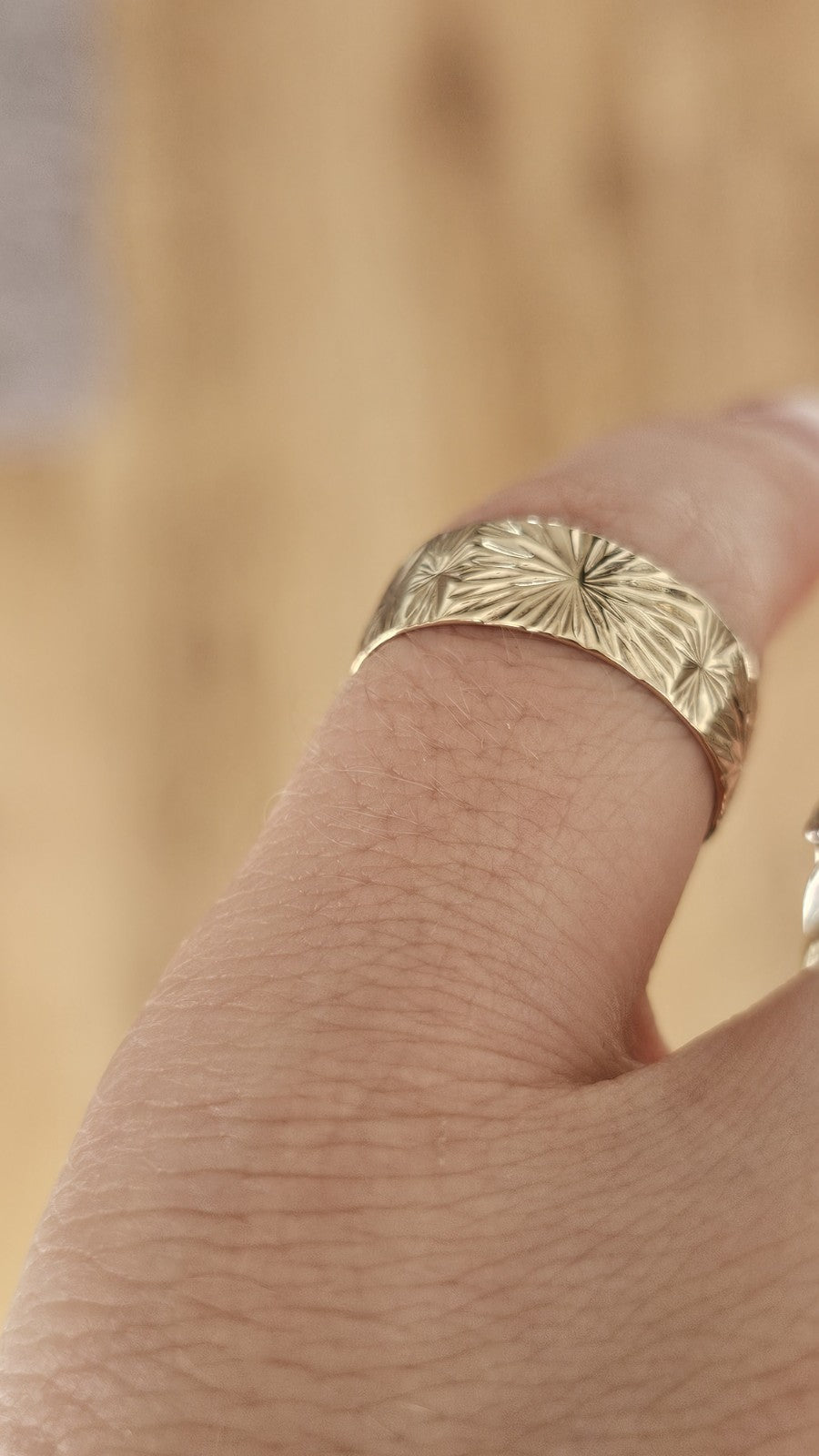 Vintage 1981 9ct Yellow Gold Engraved Starburst Wide Band Ring Size O 1/2 