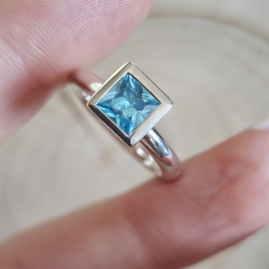 925 Sterling Silver Blue Topaz Statement Solitaire Ring Size M 5.62g