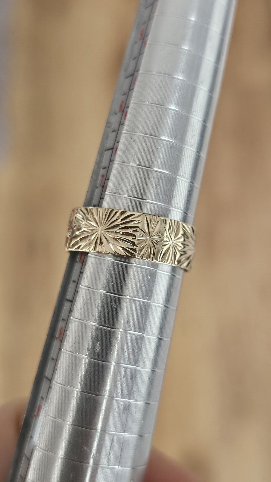 Vintage 1981 9ct Yellow Gold Engraved Starburst Wide Band Ring Size O 1/2 