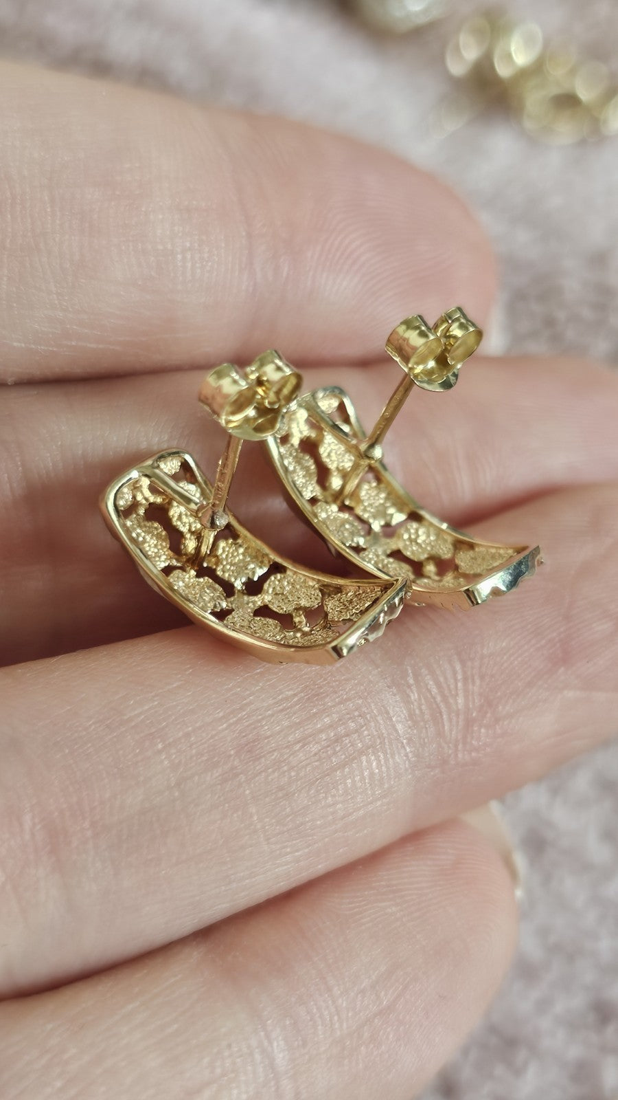 ✨ Vintage 9ct Yellow Gold Floral Openwork Stud Earrings – 2.12g ✨