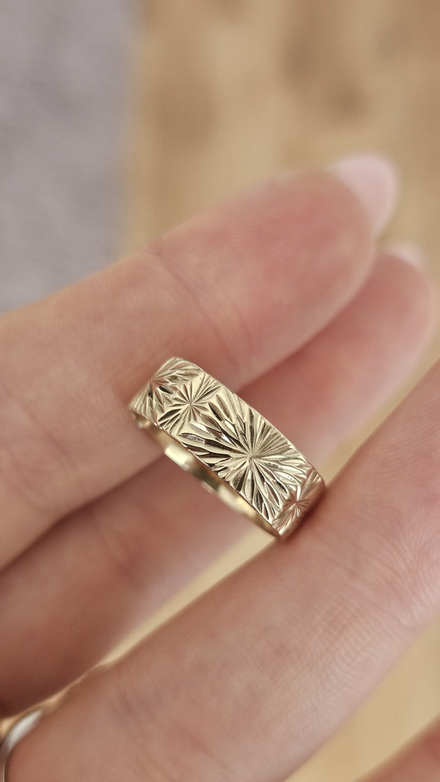 Vintage 1981 9ct Yellow Gold Engraved Starburst Wide Band Ring Size O 1/2 