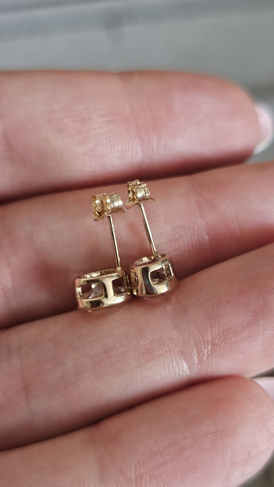 9ct Yellow Gold Glacier Topaz 1.776ct Oval Stud Earrings 9K Certified