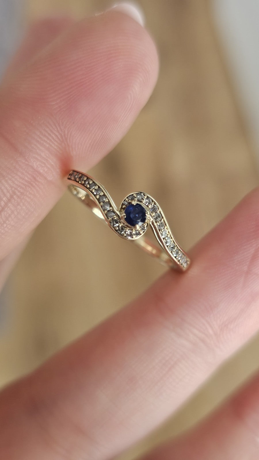 9ct Yellow Gold Natural Sapphire & Diamond 0.15ct Swirl Ring Size Q Hallmarked