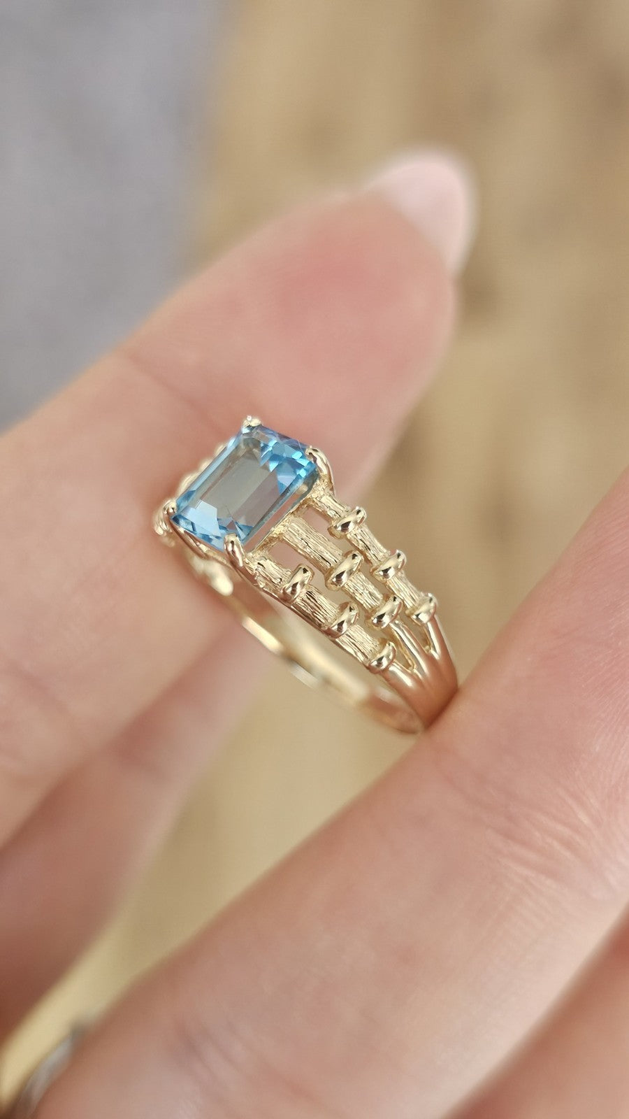 9ct Yellow Gold Natural Blue Topaz Statement Ring Size Q Hallmarked 3.40g
