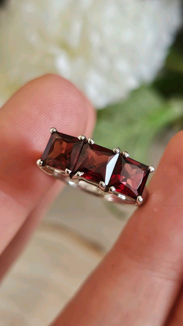 925 Sterling Silver Garnet Trilogy Ring Size N 1/2 TGGC 3.59g