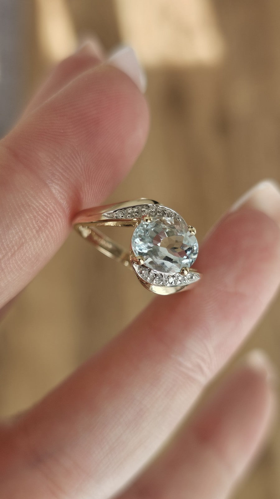 ✨ Stunning 9ct Yellow Gold Aquamarine and Diamond Swirl Ring - Size O 1/2 ✨