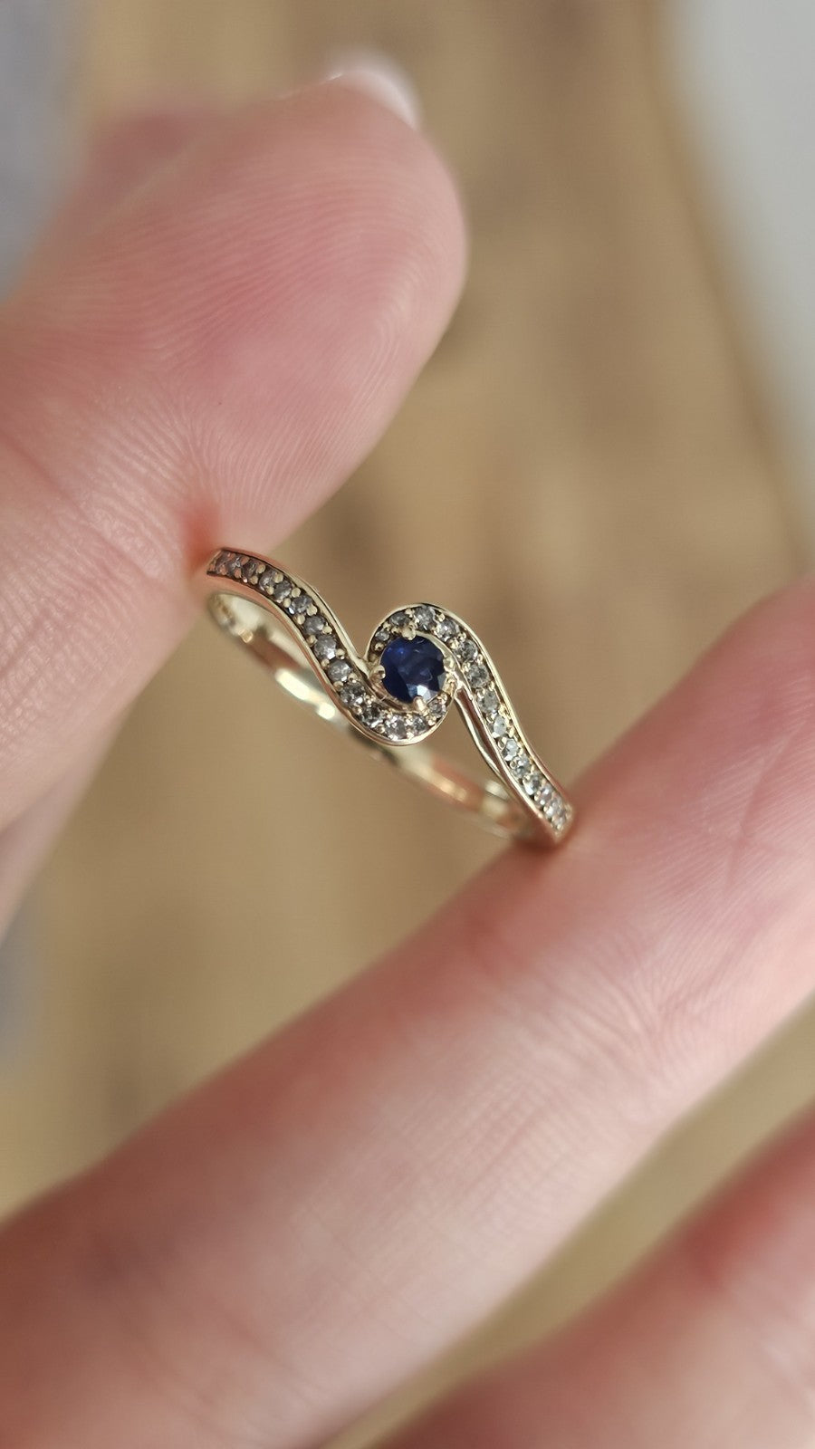 9ct Yellow Gold Natural Sapphire & Diamond 0.15ct Swirl Ring Size Q Hallmarked