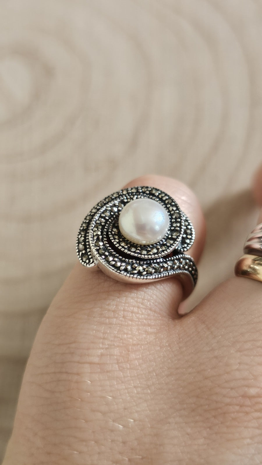 925 Sterling Silver Pearl & Marcasite Swirl Statement Ring – Size S 1/2