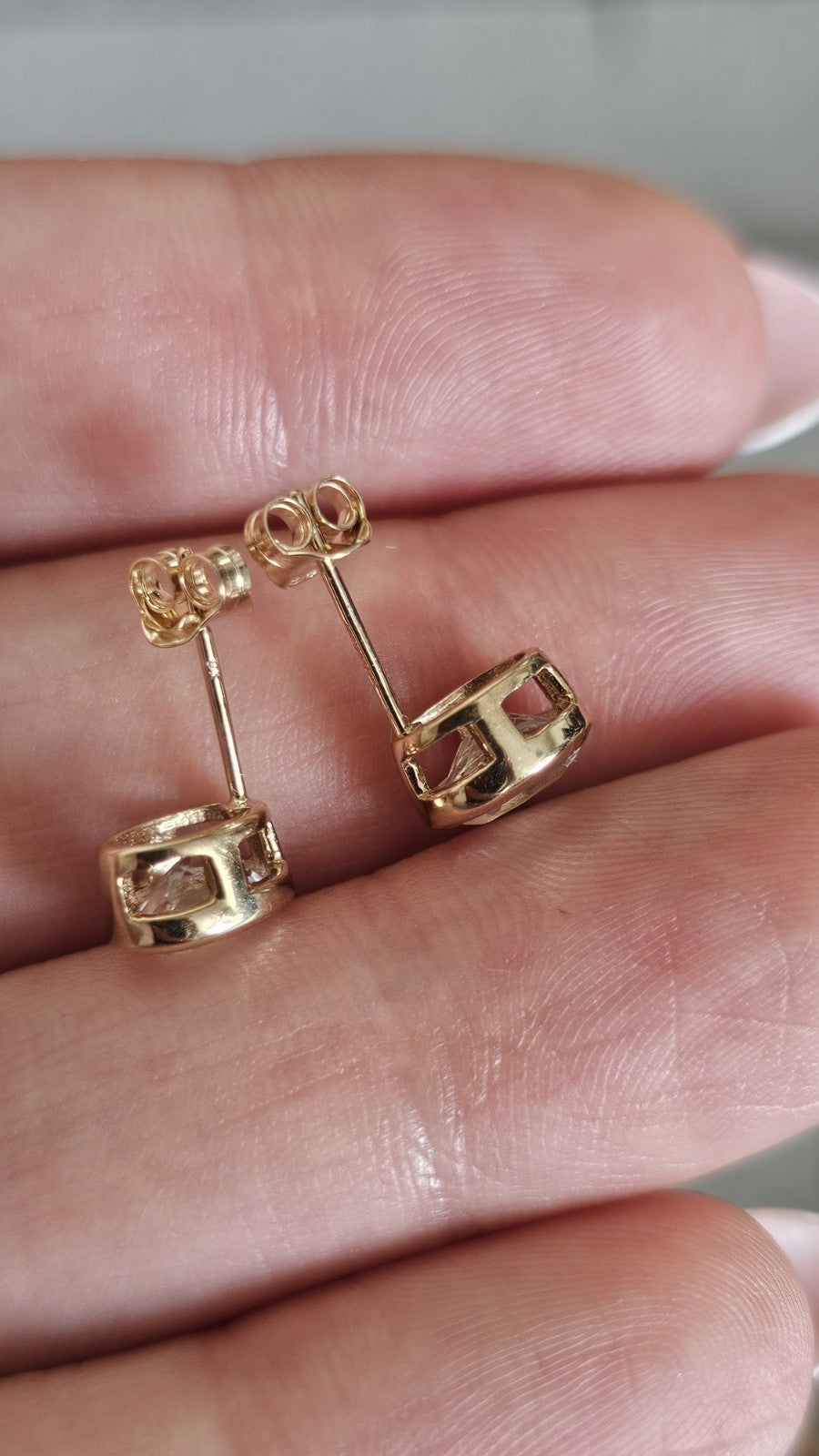 9ct Yellow Gold Glacier Topaz 1.776ct Oval Stud Earrings 9K Certified