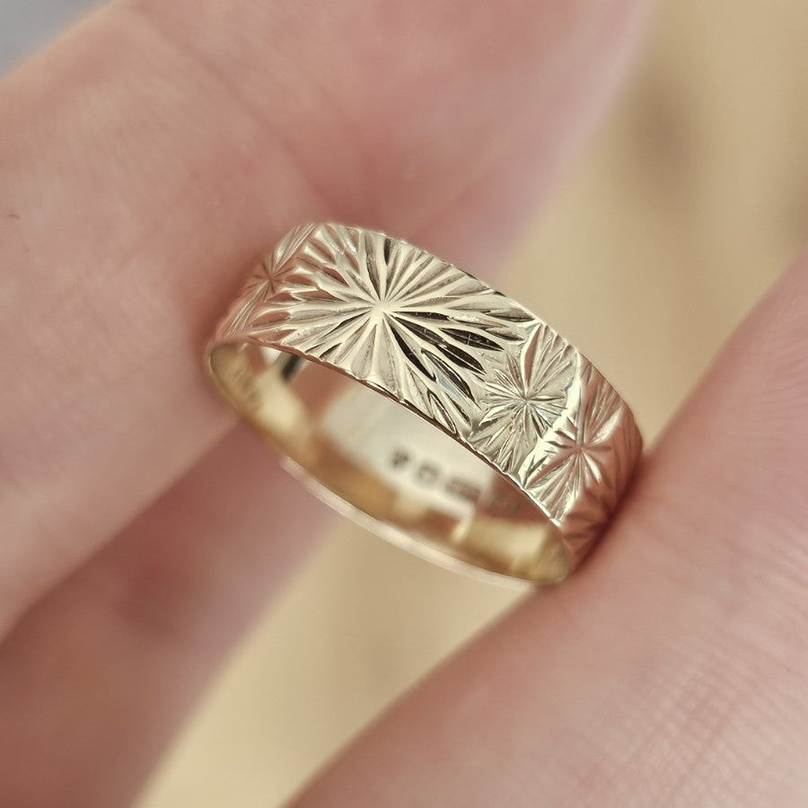Vintage 1981 9ct Yellow Gold Engraved Starburst Wide Band Ring Size O 1/2 