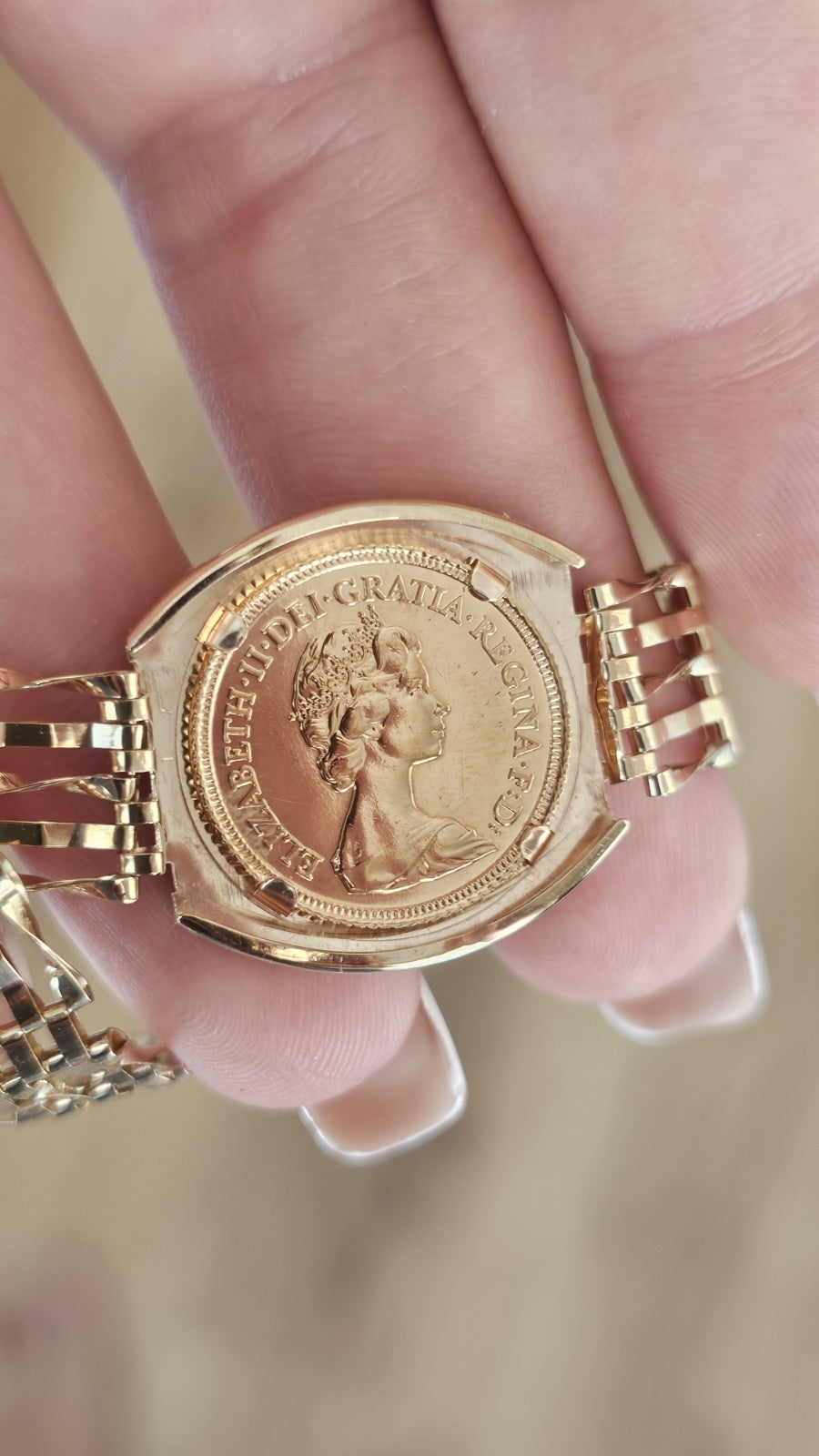 1982 Half Sovereign 22ct Gold Coin 9ct Yellow Gold Gate Bracelet 10.55g