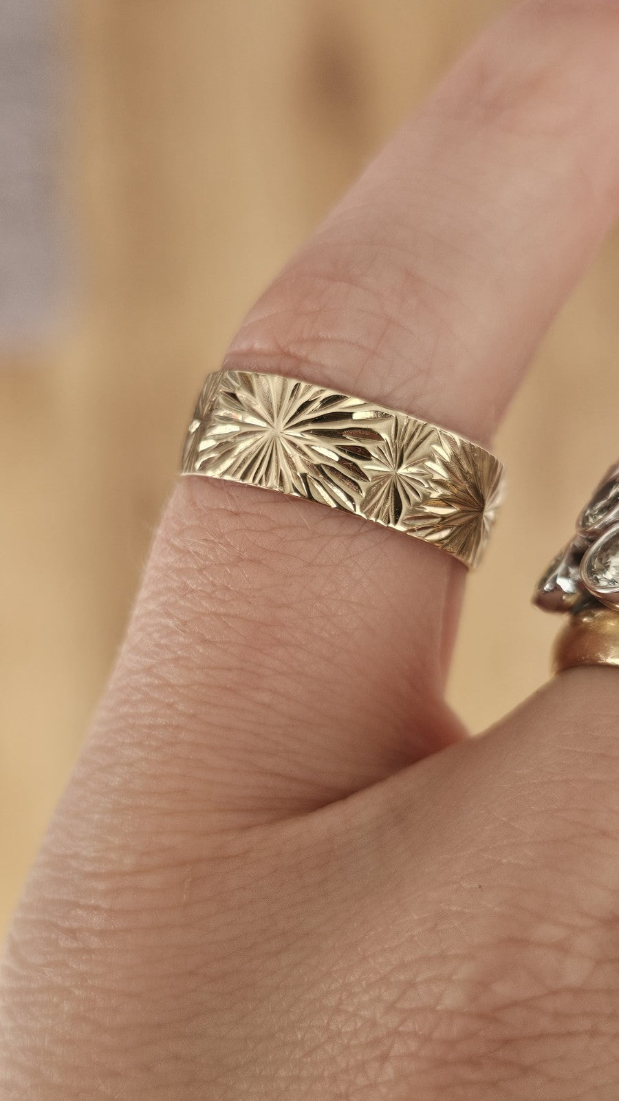 Vintage 1981 9ct Yellow Gold Engraved Starburst Wide Band Ring Size O 1/2 