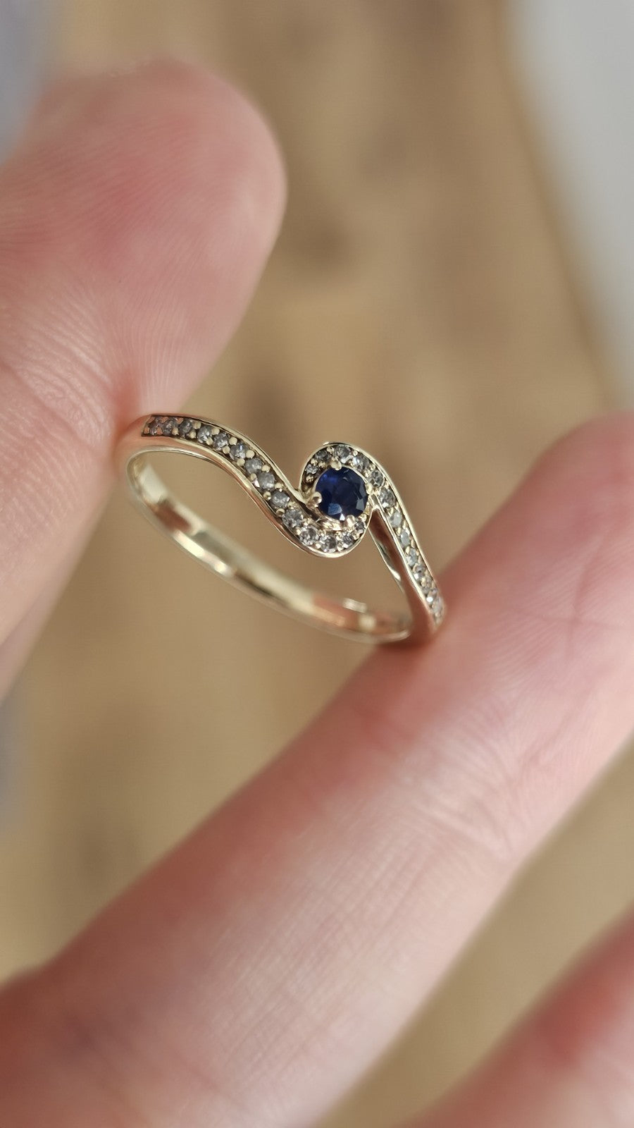 9ct Yellow Gold Natural Sapphire & Diamond 0.15ct Swirl Ring Size Q Hallmarked