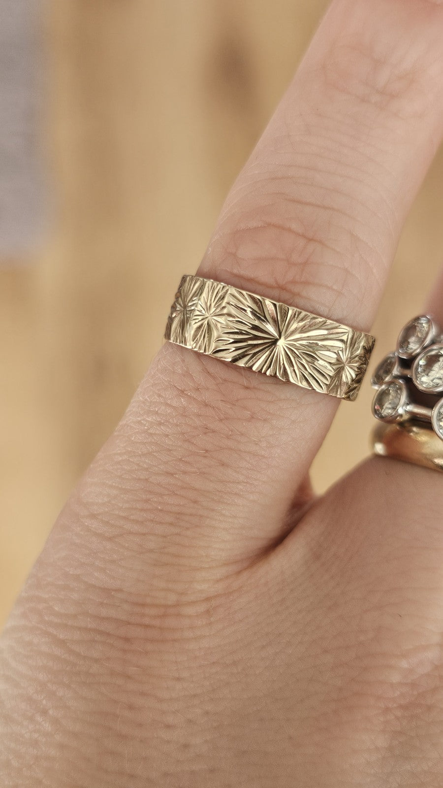 Vintage 1981 9ct Yellow Gold Engraved Starburst Wide Band Ring Size O 1/2 