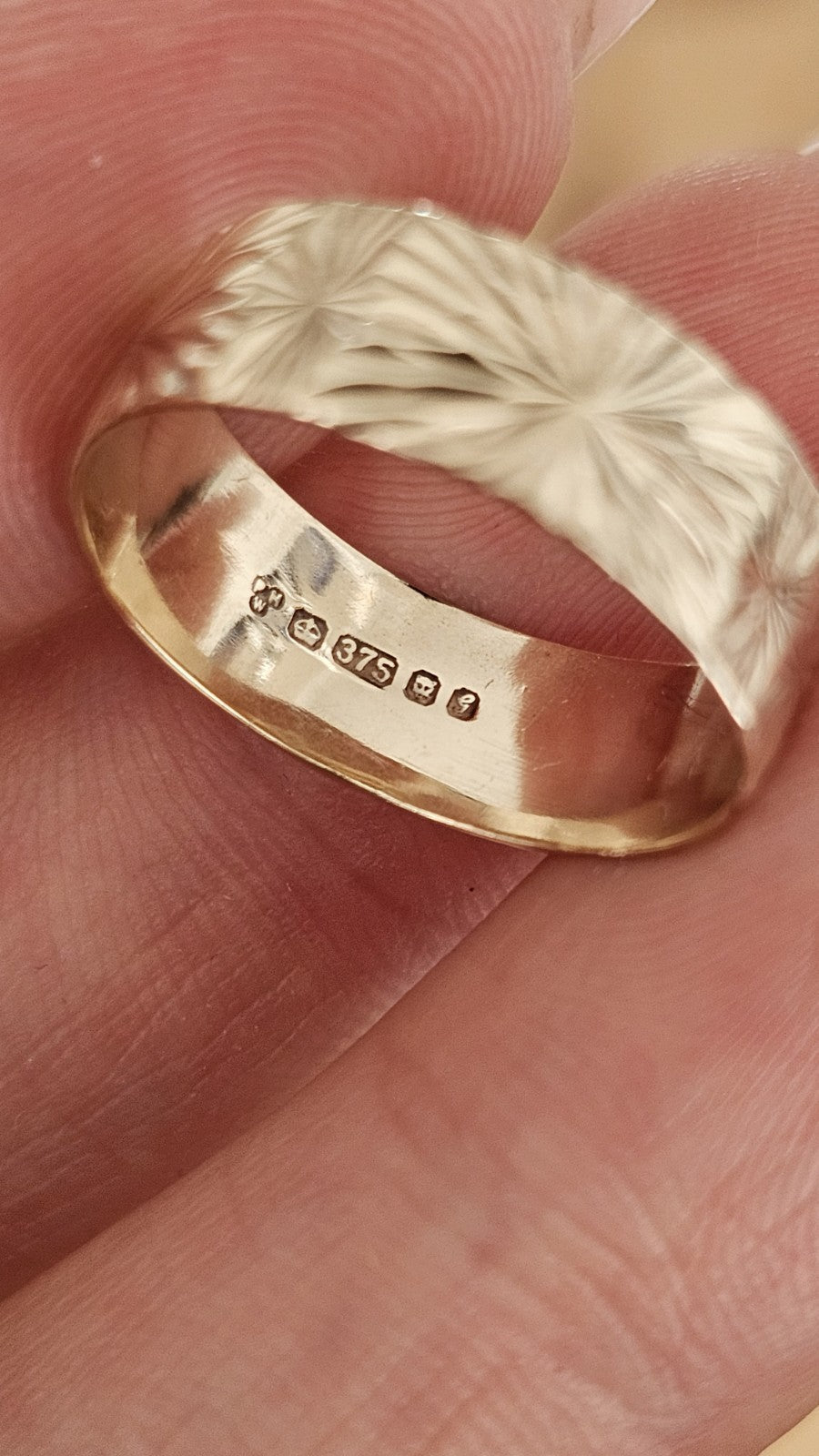 Vintage 1981 9ct Yellow Gold Engraved Starburst Wide Band Ring Size O 1/2 