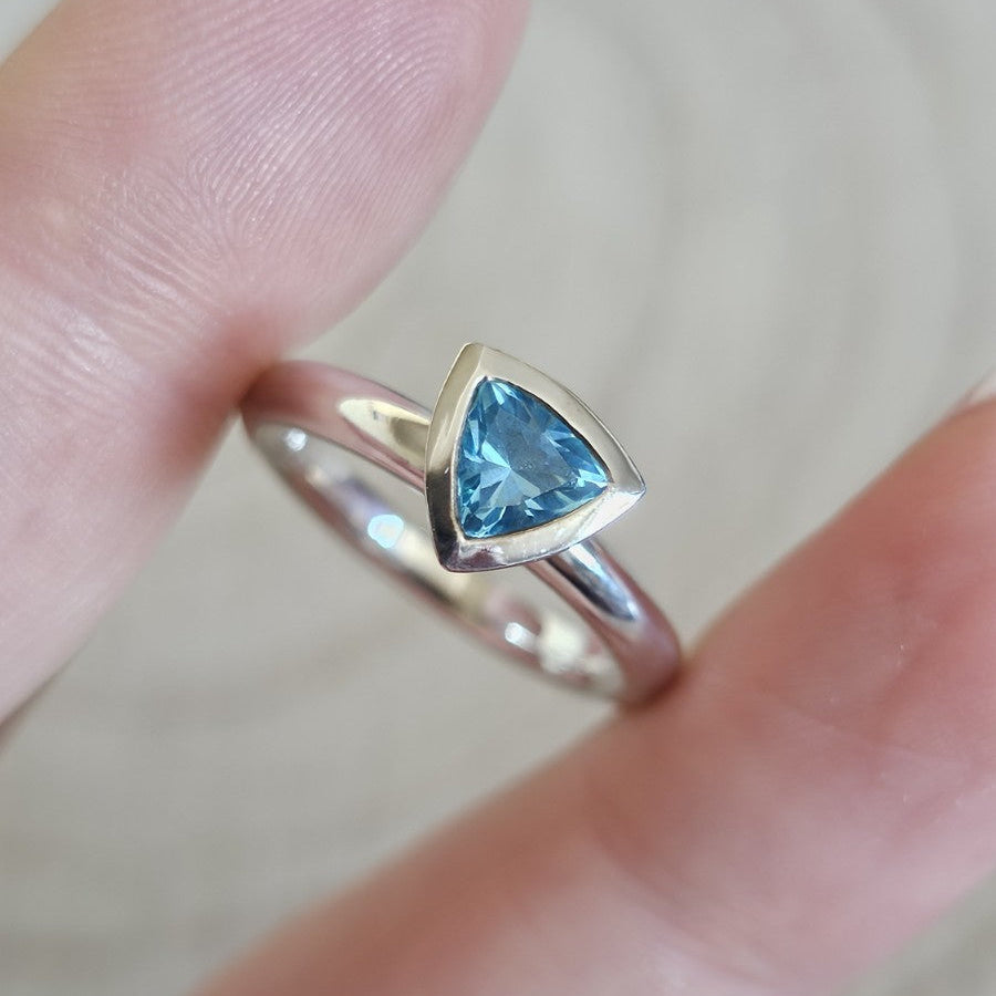925 Sterling Silver Trillion Cut Blue Topaz Solitaire Ring Size M 5.16g
