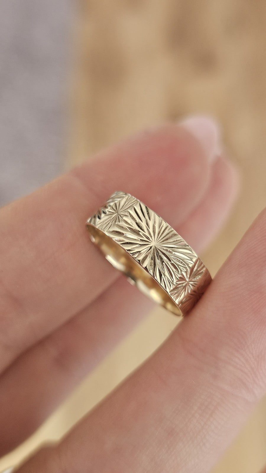 Vintage 1981 9ct Yellow Gold Engraved Starburst Wide Band Ring Size O 1/2 