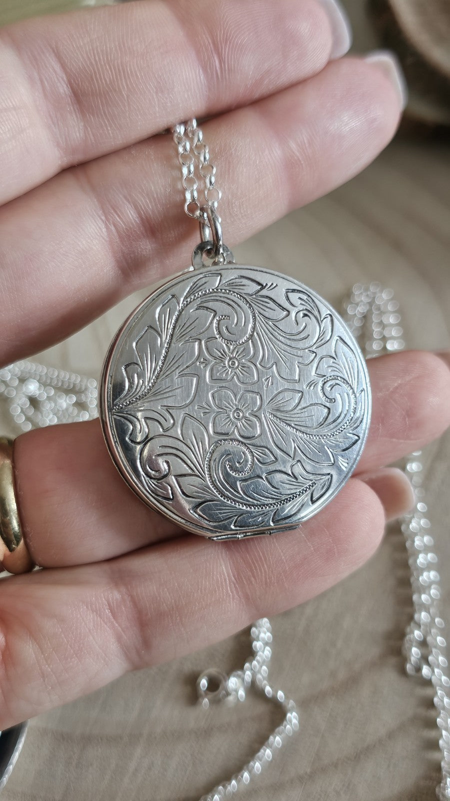 Vintage 1973 Sterling Silver Round Floral Locket Pendant 22” Belcher Chain