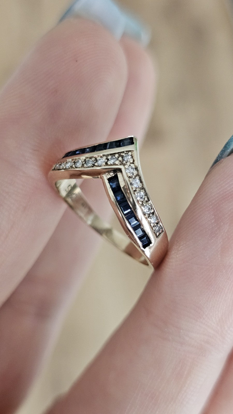 9ct Yellow Gold Sapphire & Diamond Wishbone Chevron Band Ring – Size O, 3 g