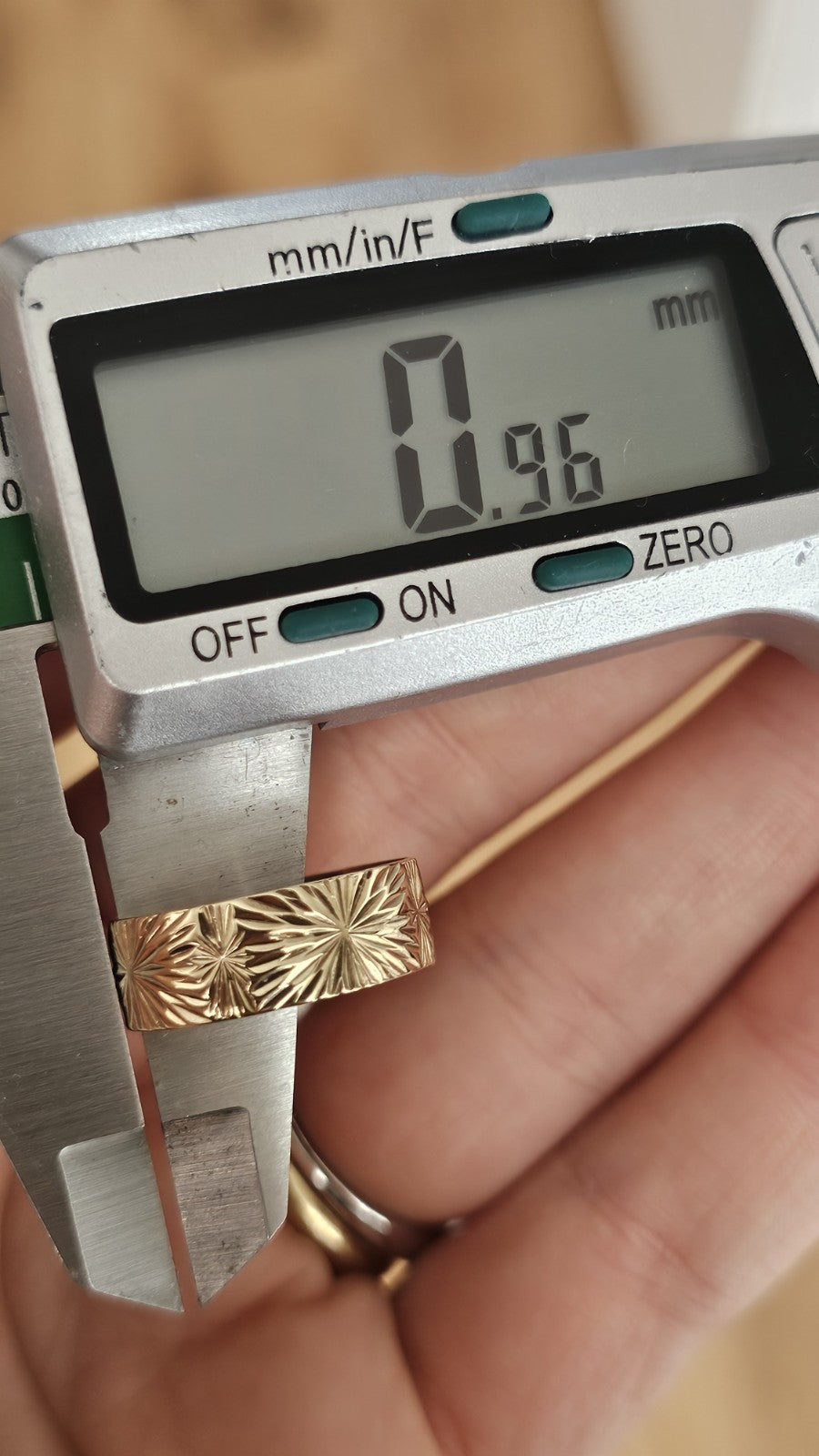 Vintage 1981 9ct Yellow Gold Engraved Starburst Wide Band Ring Size O 1/2 