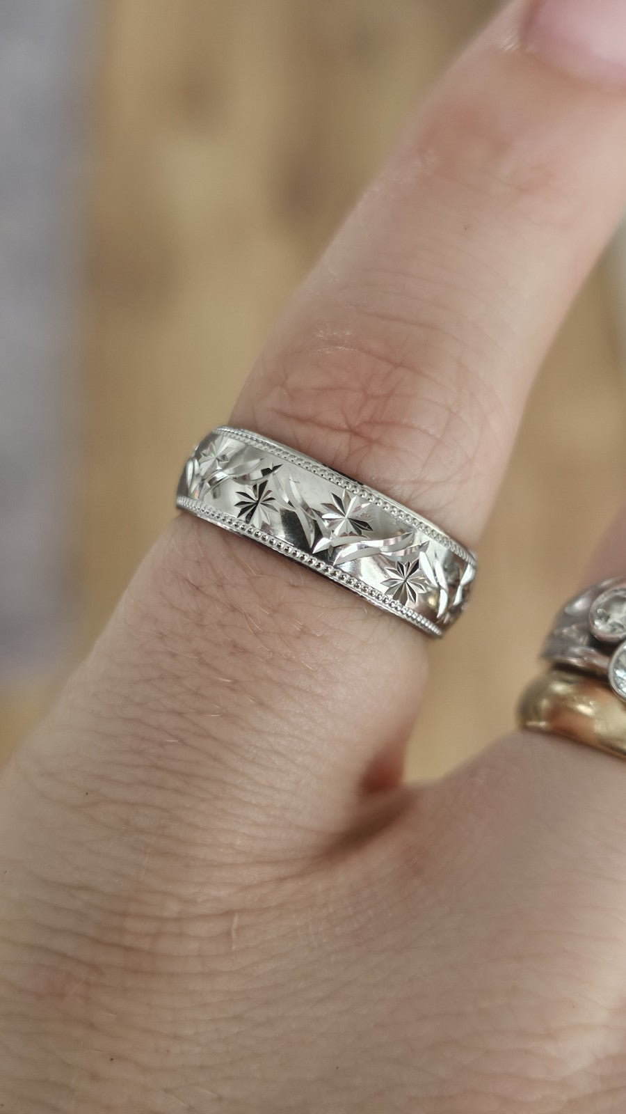 9ct White Gold Engraved Floral Starburst Band Ring Size N 1/2 Hallmarked 3.77g