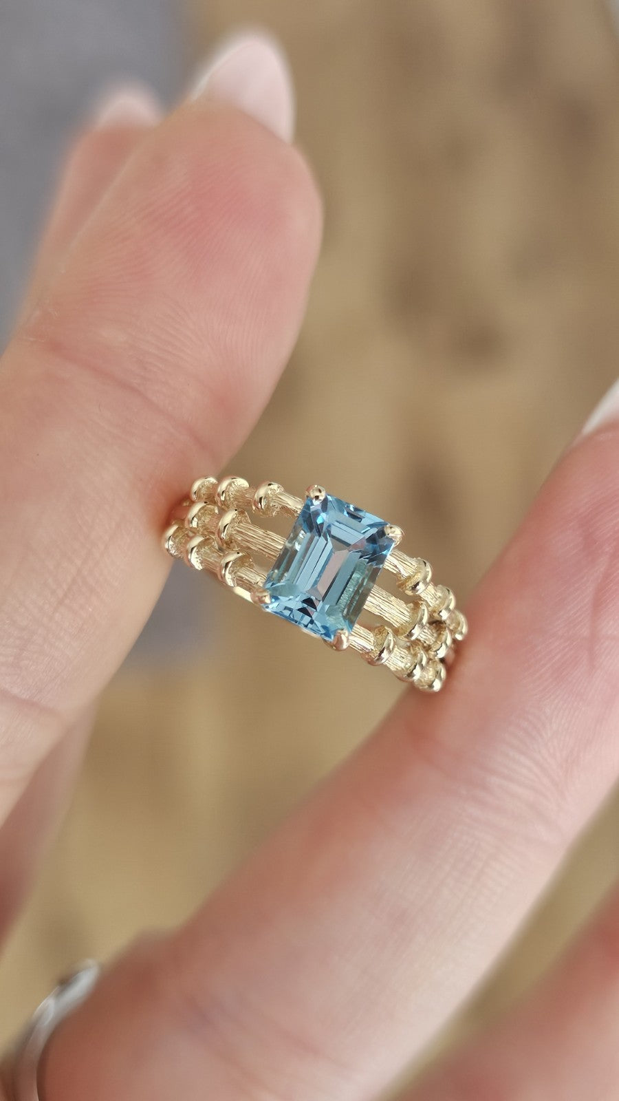 9ct Yellow Gold Natural Blue Topaz Statement Ring Size Q Hallmarked 3.40g