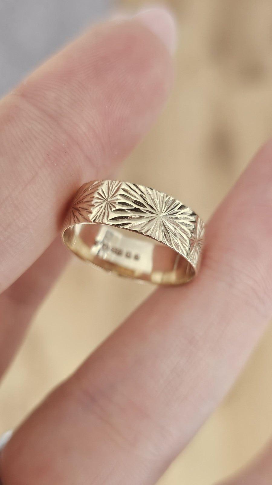 Vintage 1981 9ct Yellow Gold Engraved Starburst Wide Band Ring Size O 1/2 