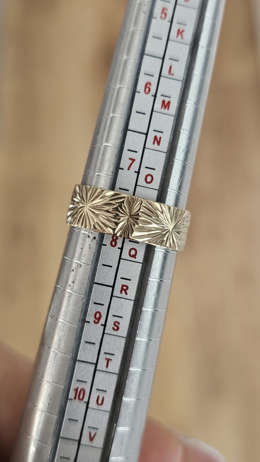 Vintage 1981 9ct Yellow Gold Engraved Starburst Wide Band Ring Size O 1/2 