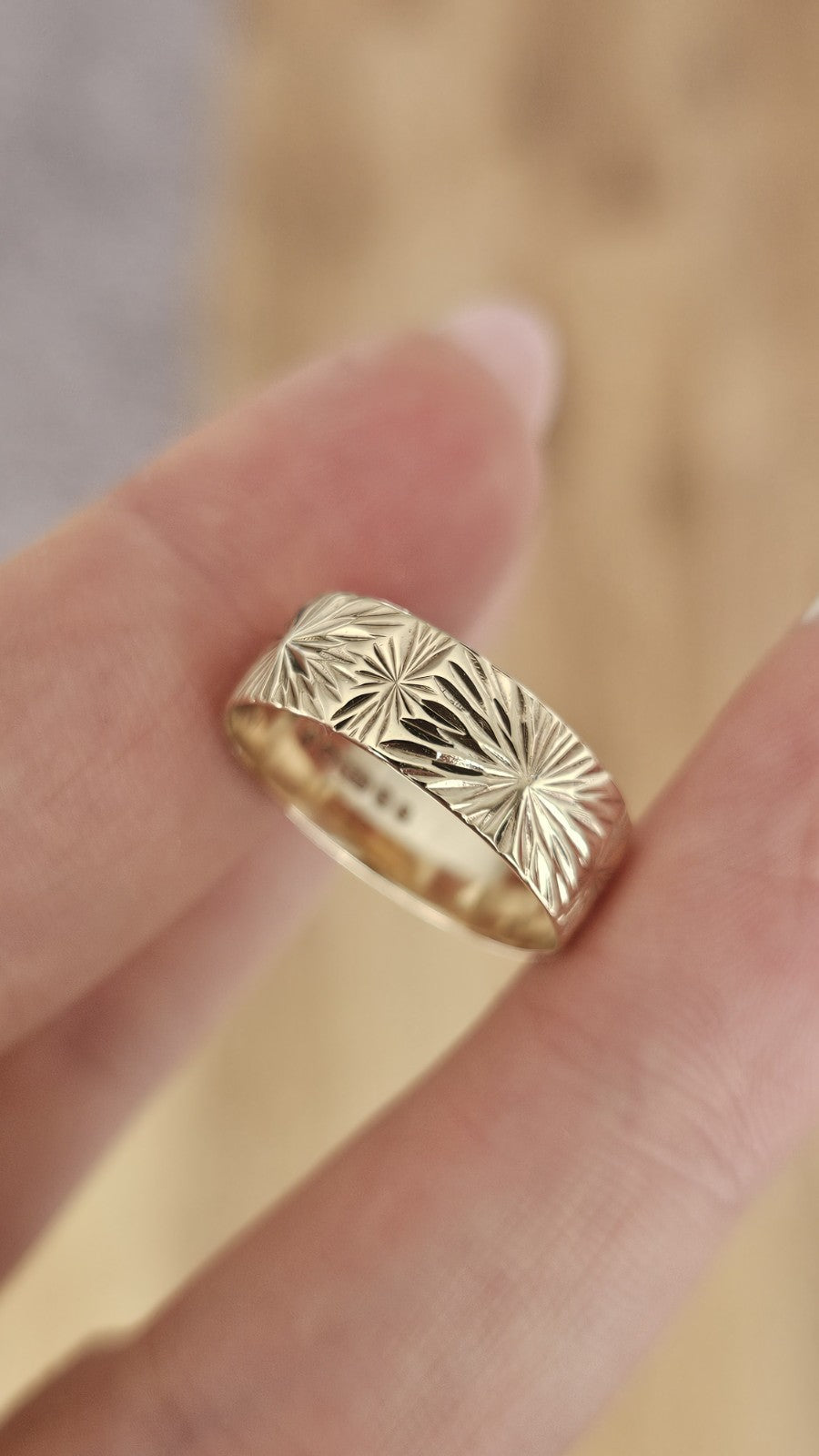 Vintage 1981 9ct Yellow Gold Engraved Starburst Wide Band Ring Size O 1/2 