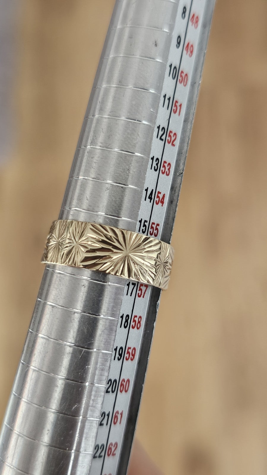 Vintage 1981 9ct Yellow Gold Engraved Starburst Wide Band Ring Size O 1/2 