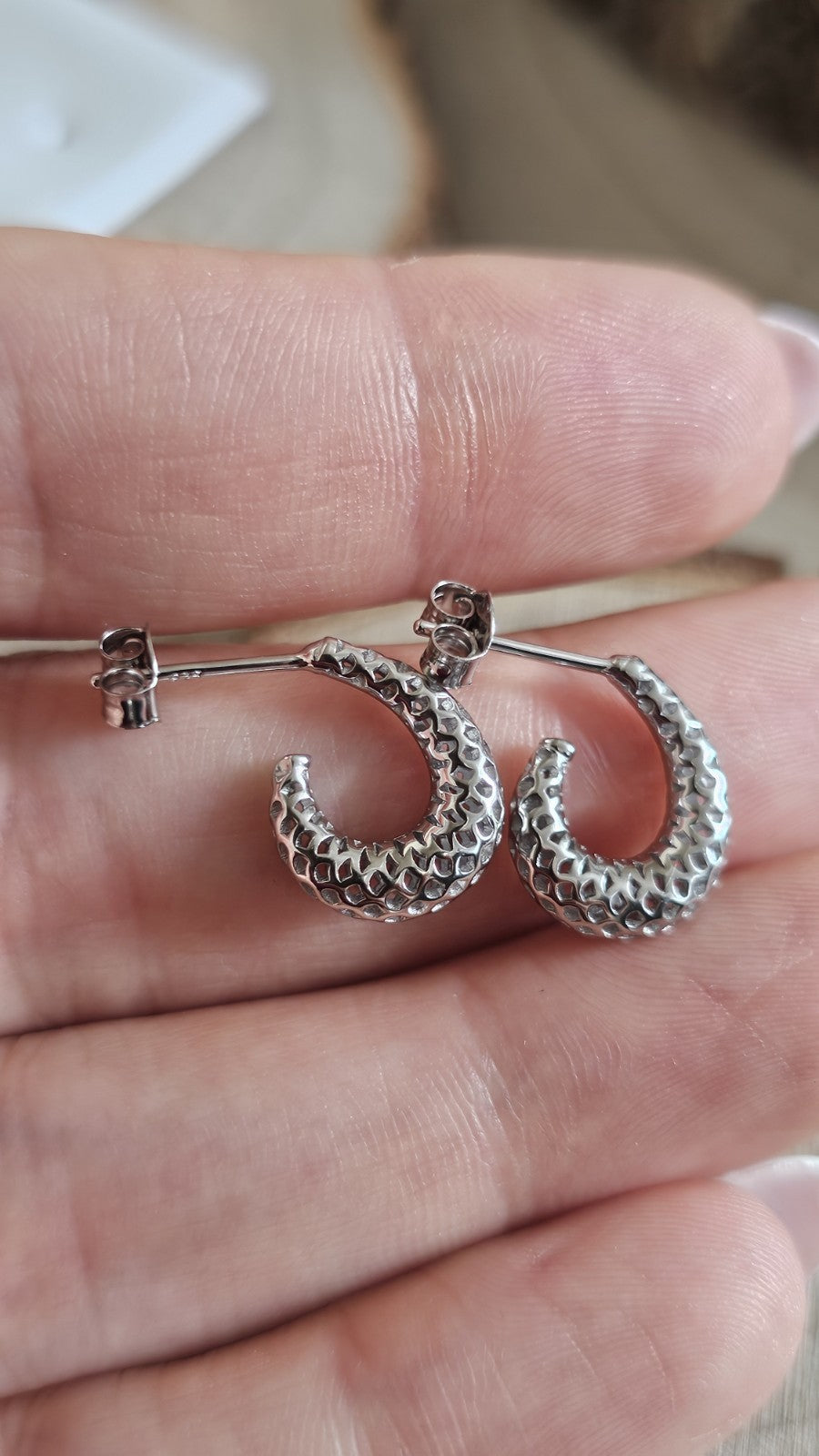 925 Sterling Silver Chunky Graduated C Hoop Earrings Textured Lattice Pattern