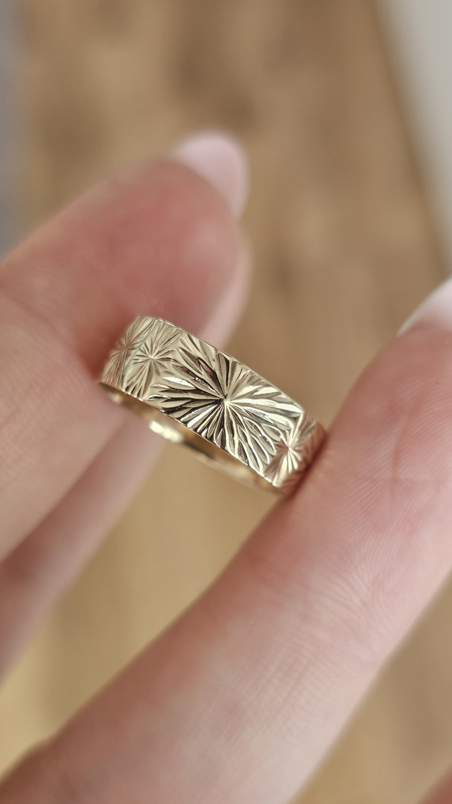Vintage 1981 9ct Yellow Gold Engraved Starburst Wide Band Ring Size O 1/2 