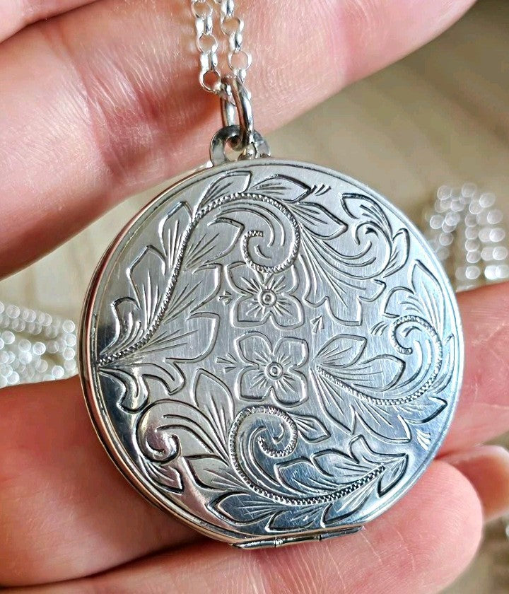 Vintage 1973 Sterling Silver Round Floral Locket Pendant 22” Belcher Chain