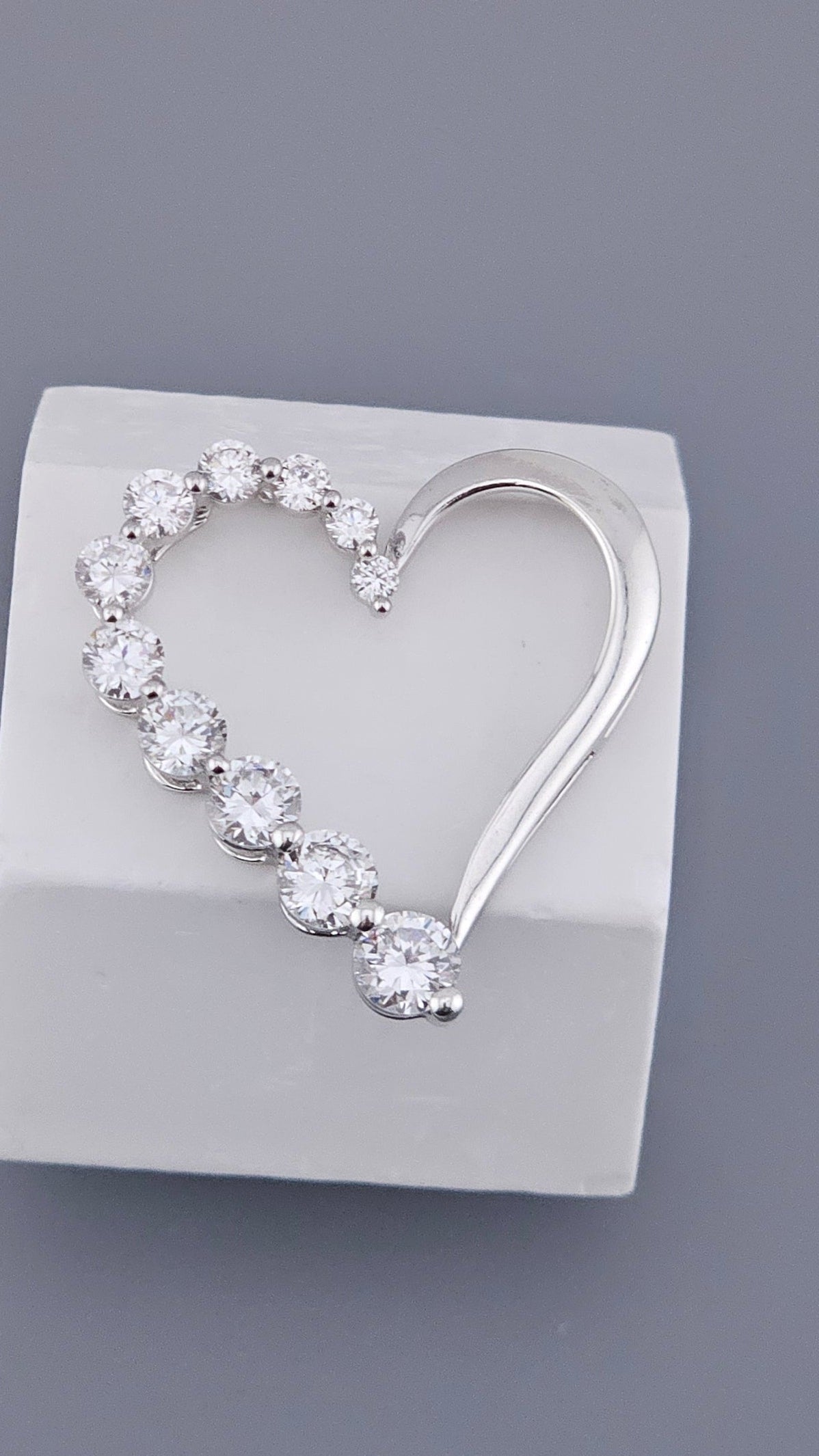925 Sterling Silver Diamonique CZ Open Heart Pendant – Graduated Design 26mm (2.0g)