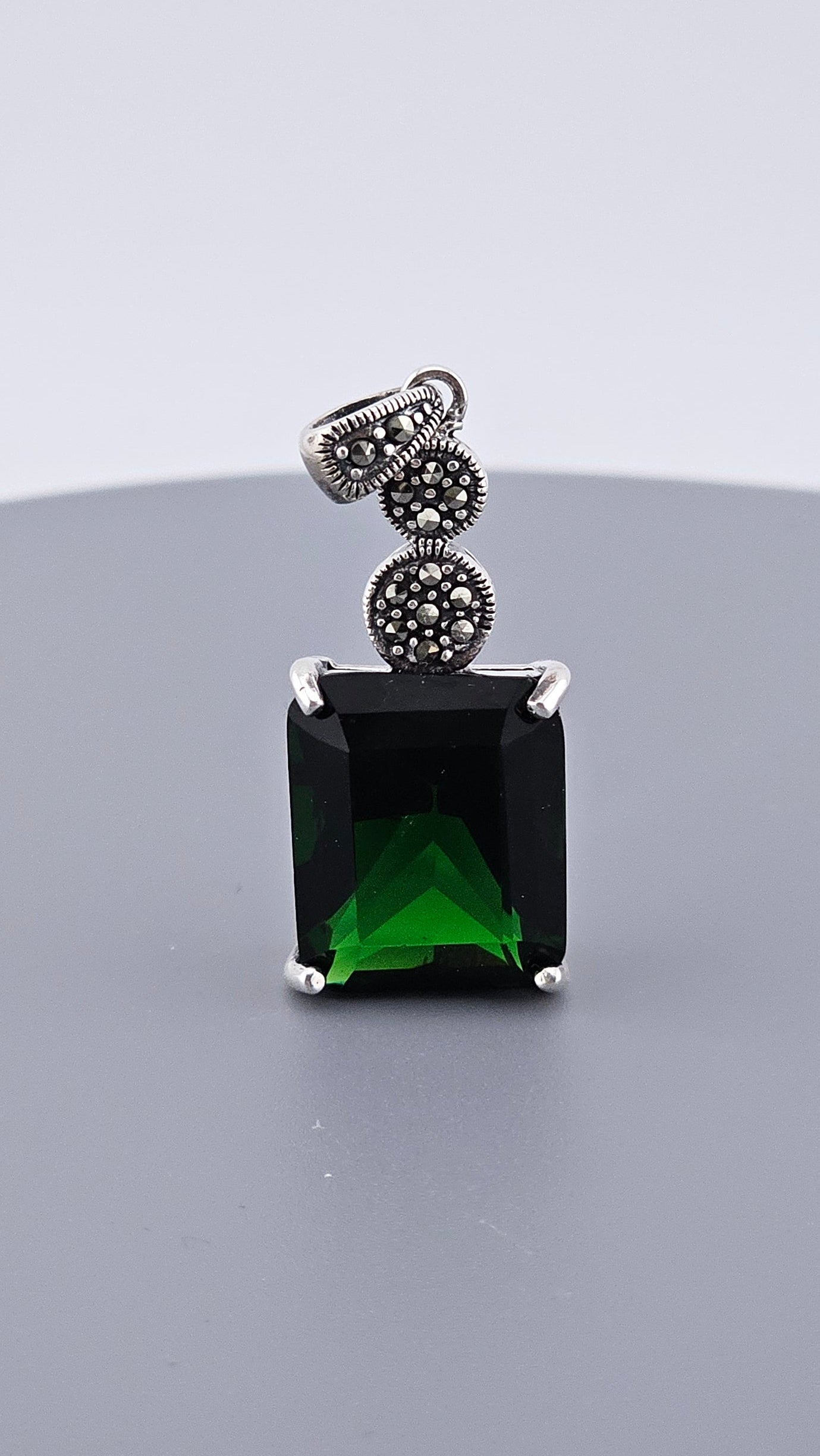 925 Sterling Silver Emerald Green Cubic Zirconia & Marcasite Pendant – 37mm (6.6g)