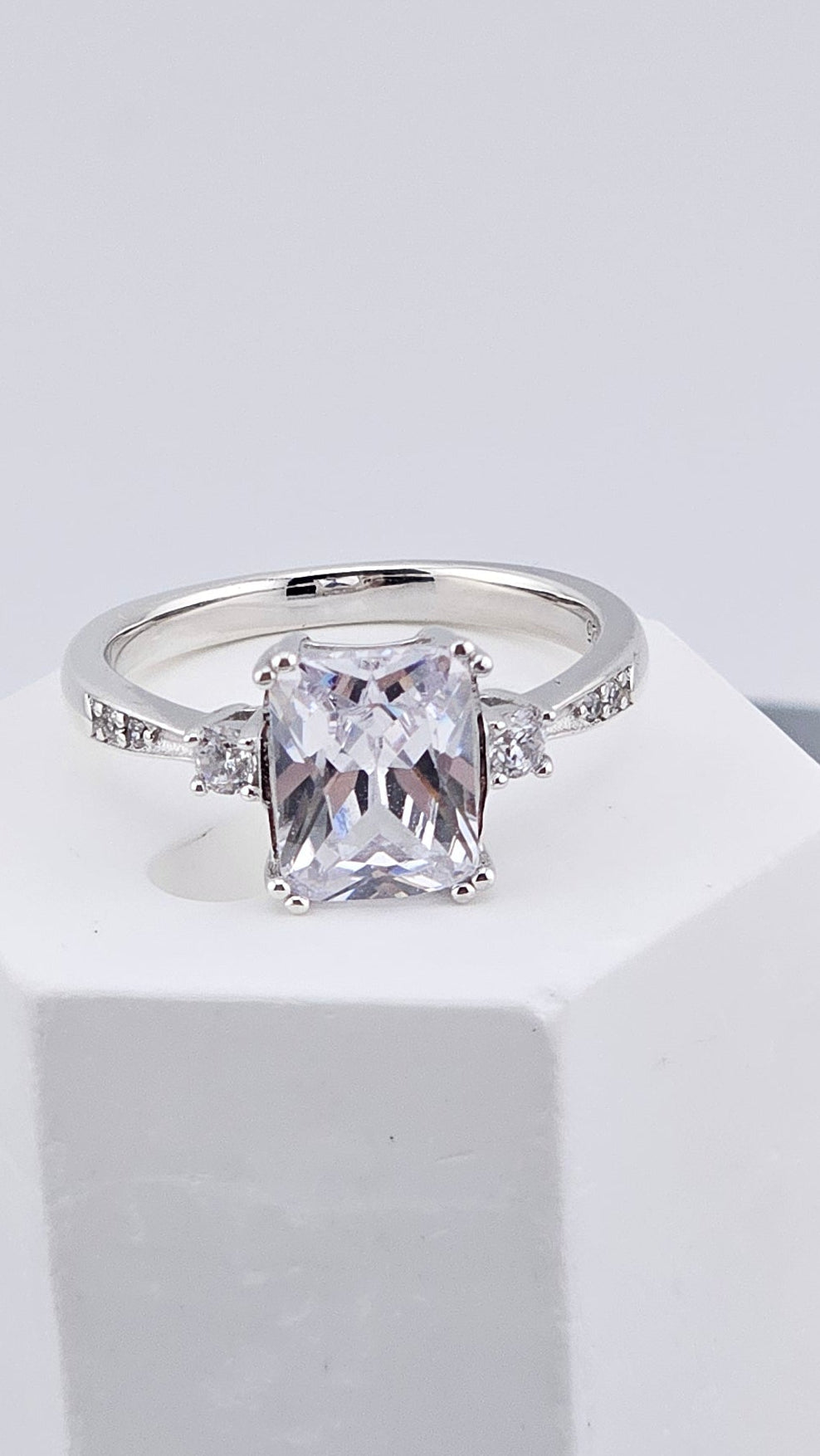 sterlig silver 925 CZ clear stone with 2 small side stones trilogy ring polished