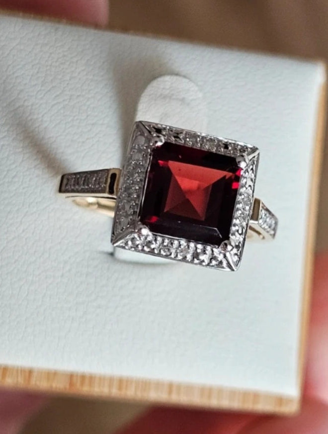 9ct Yellow Gold Square Garnet & Diamond Halo Ring | Size P / 7.5 | 3.65g