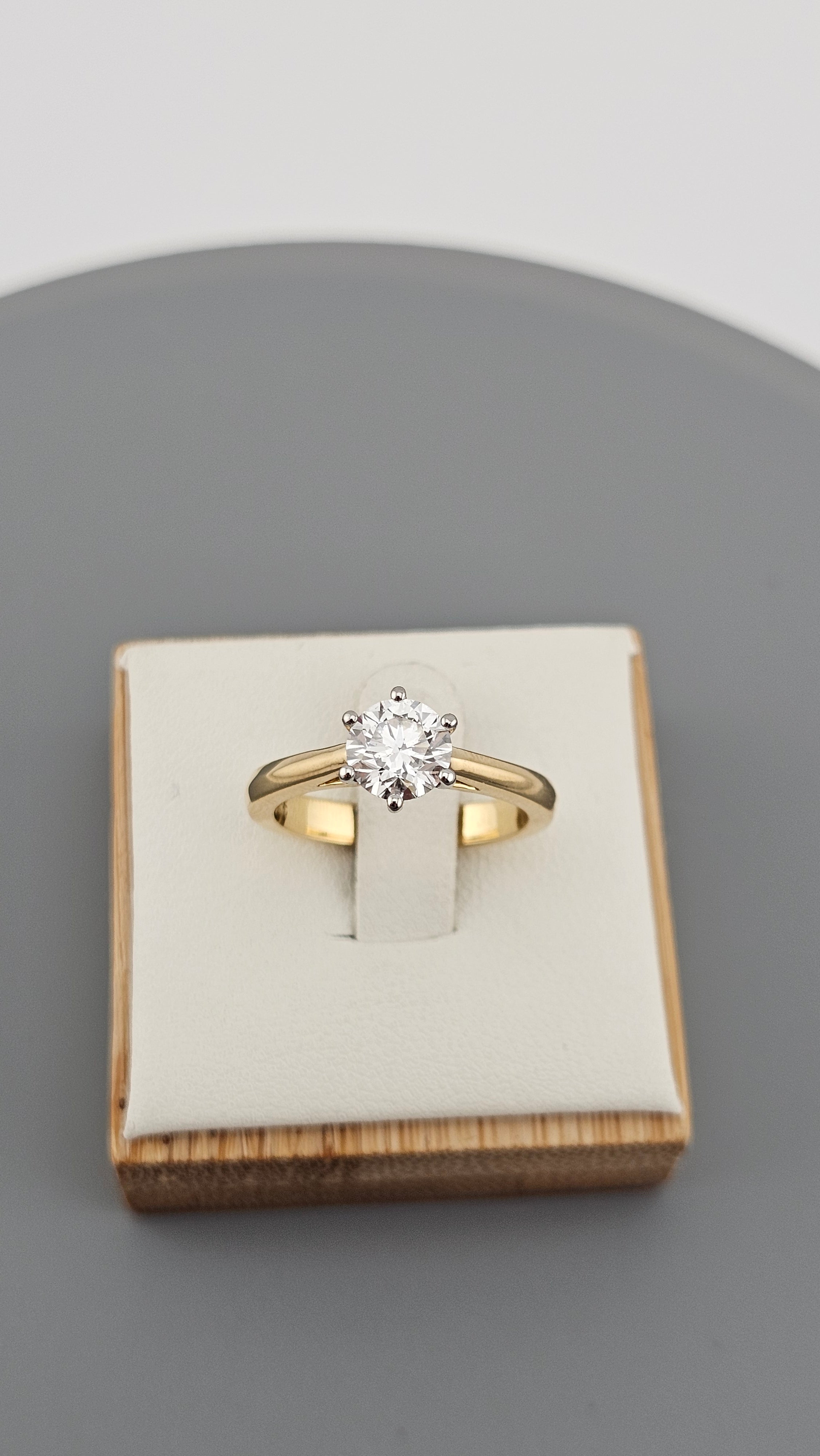  IGI Certified 1.01ct E VS2 Lab Diamond Solitaire Ring in 18ct Gold