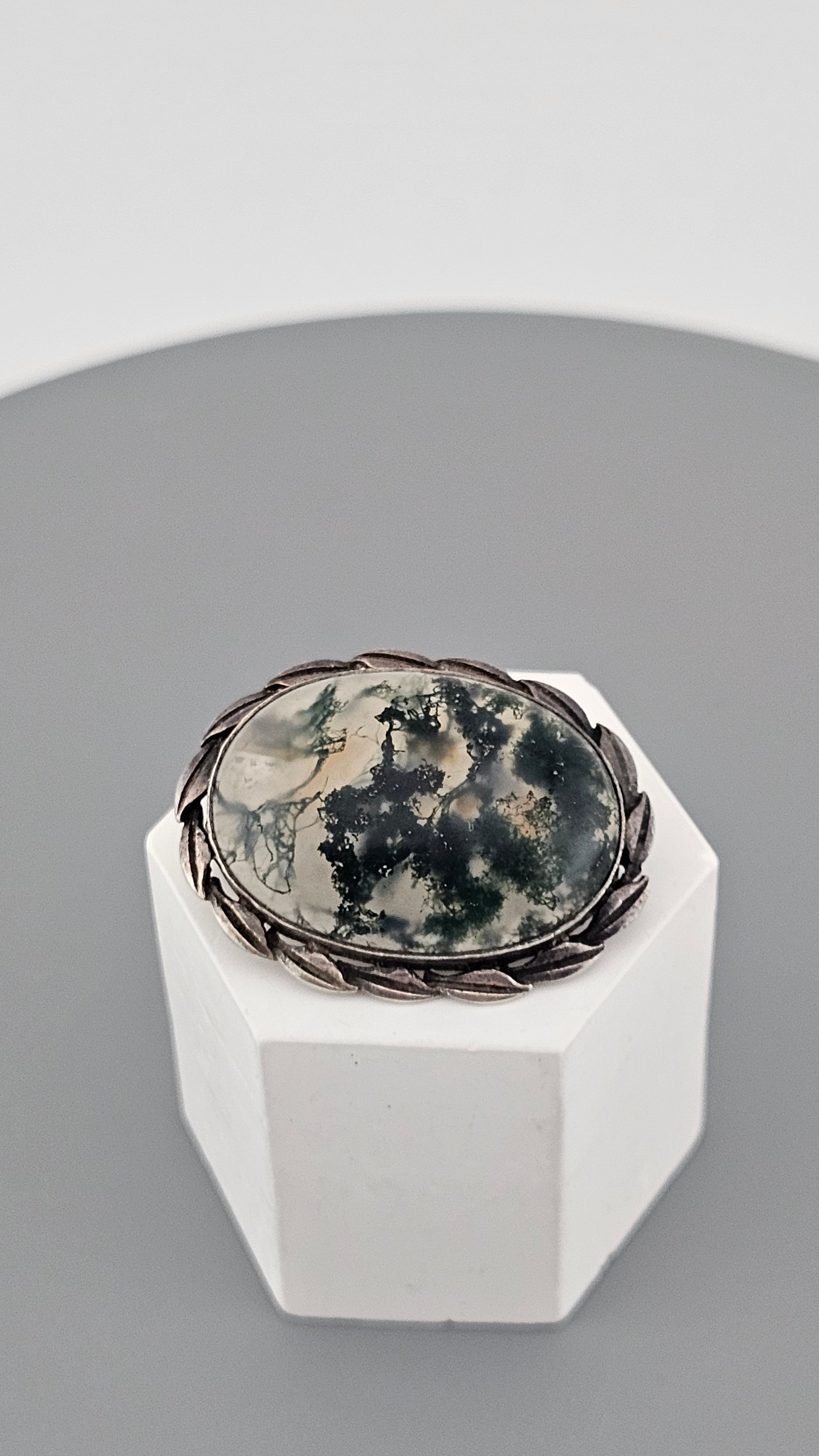 Moss Agate Vintage 925 Sterling silver Brooch in very good condition cleaned and tested,just at Jewel Standard House. Buy it now and elevate your style!