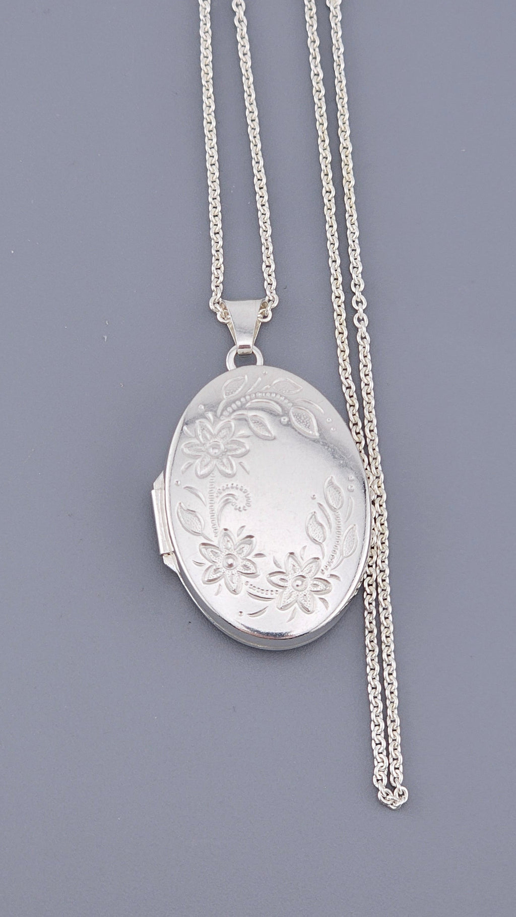 Pre-Loved 925 Sterling Silver Double-Sided Oval Locket & Chain