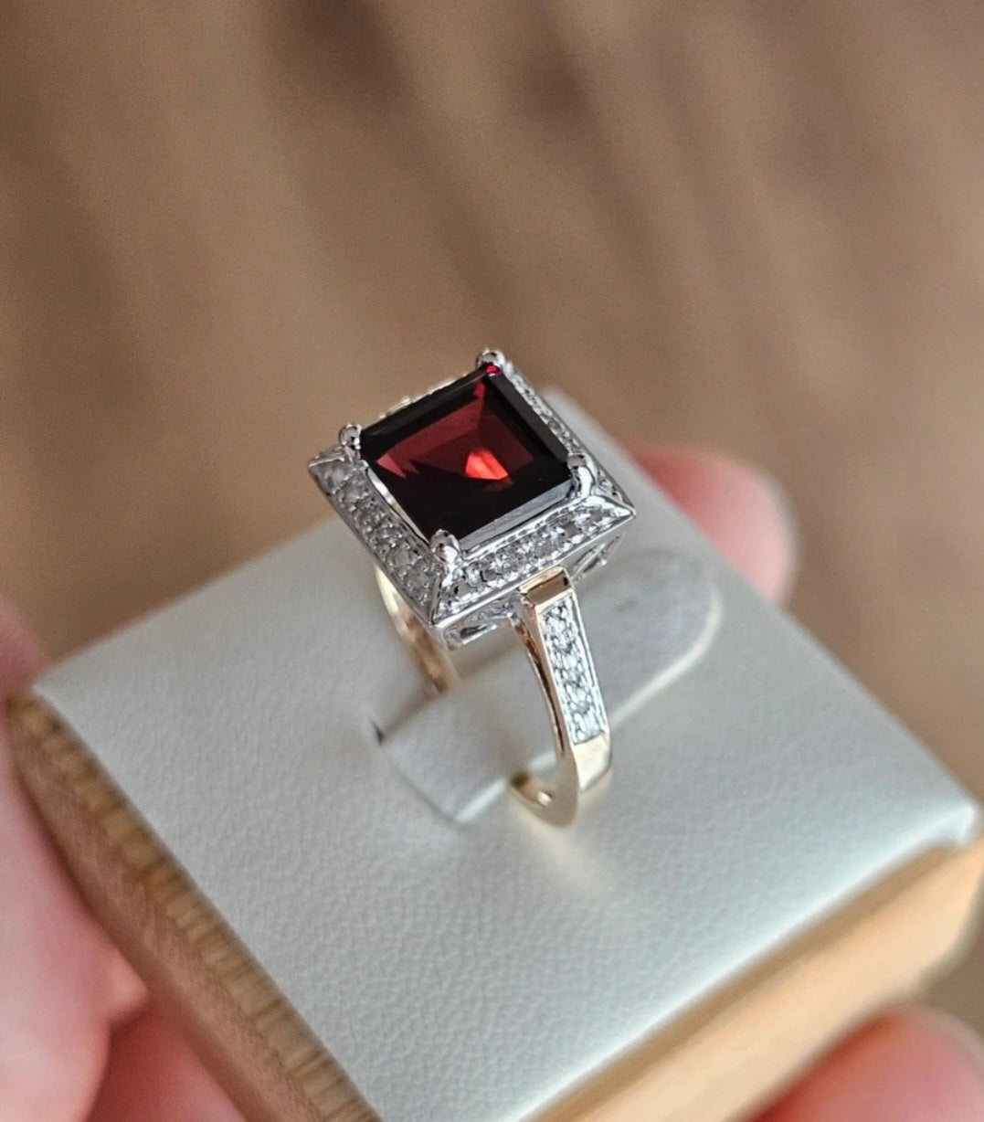 9ct Yellow Gold Square Garnet & Diamond Halo Ring | Size P / 7.5 | 3.65g