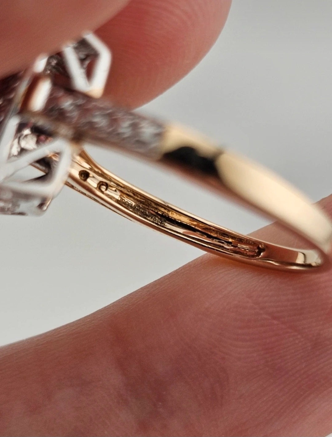 9ct Yellow Gold Square Garnet & Diamond Halo Ring | Size P / 7.5 | 3.65g