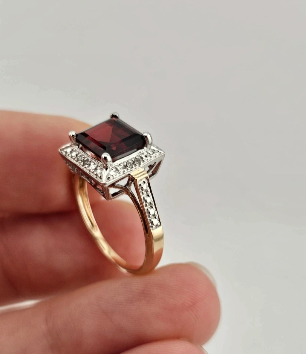 9ct Yellow Gold Square Garnet & Diamond Halo Ring | Size P / 7.5 | 3.65g