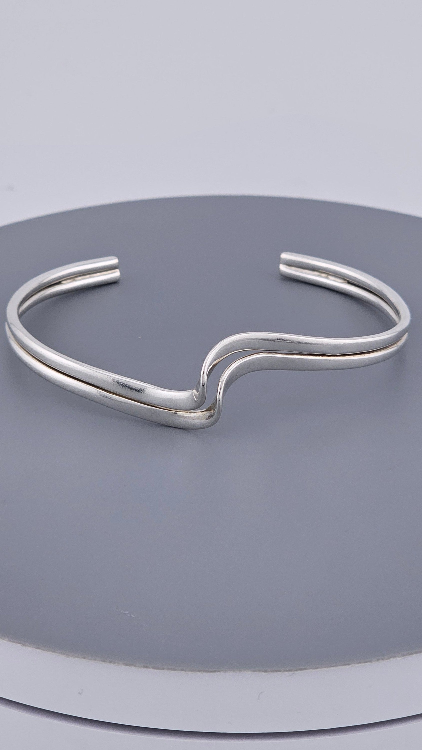 Vintage 17.5cm  925 Sterling Silver Double-Ribbon V-Cuff