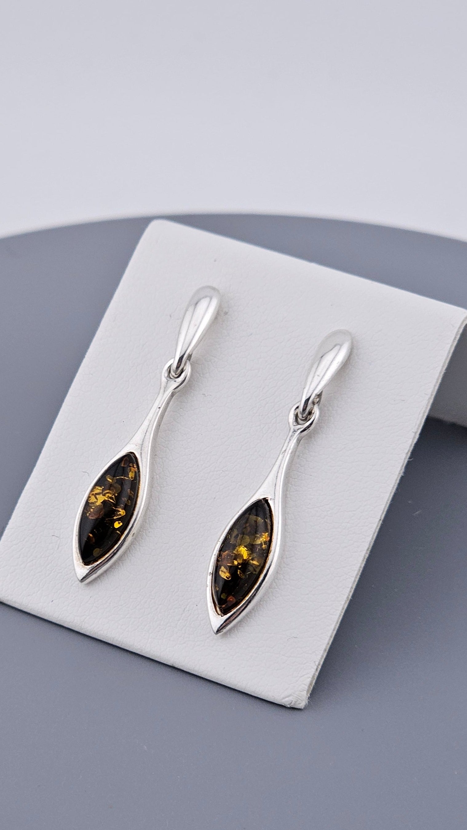 #VintageJewelry #SterlingSilver #AmberEarrings #SilverDropEarrings #BohoStyle #PreLovedJewelry #ClassicElegance #AmberJewelry #EstateJewelry #GiftIdeas