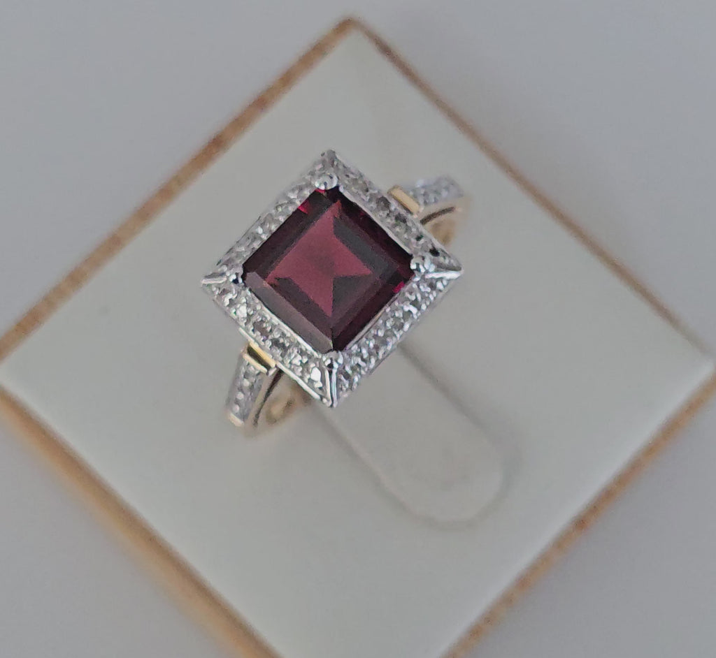 9ct Yellow Gold Square Garnet & Diamond Halo Ring | Size P / 7.5 | 3.65g