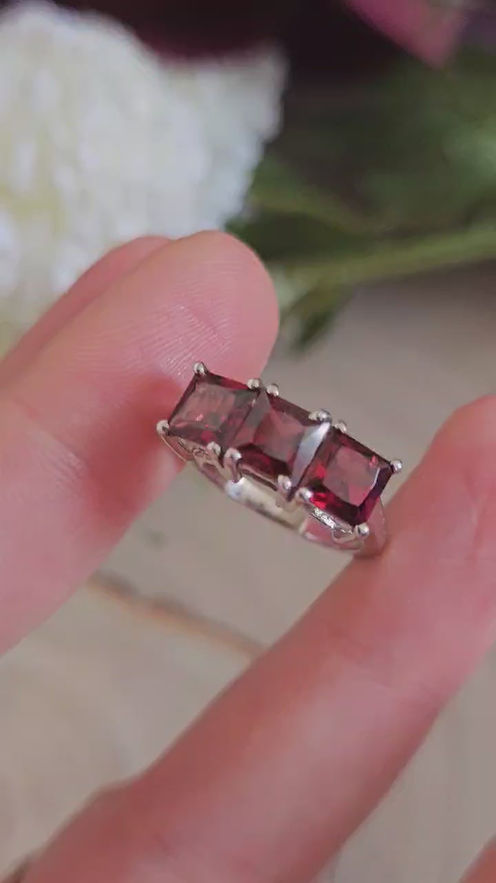 925 Sterling Silver Garnet Trilogy Ring Size N 1/2 TGGC 3.59g