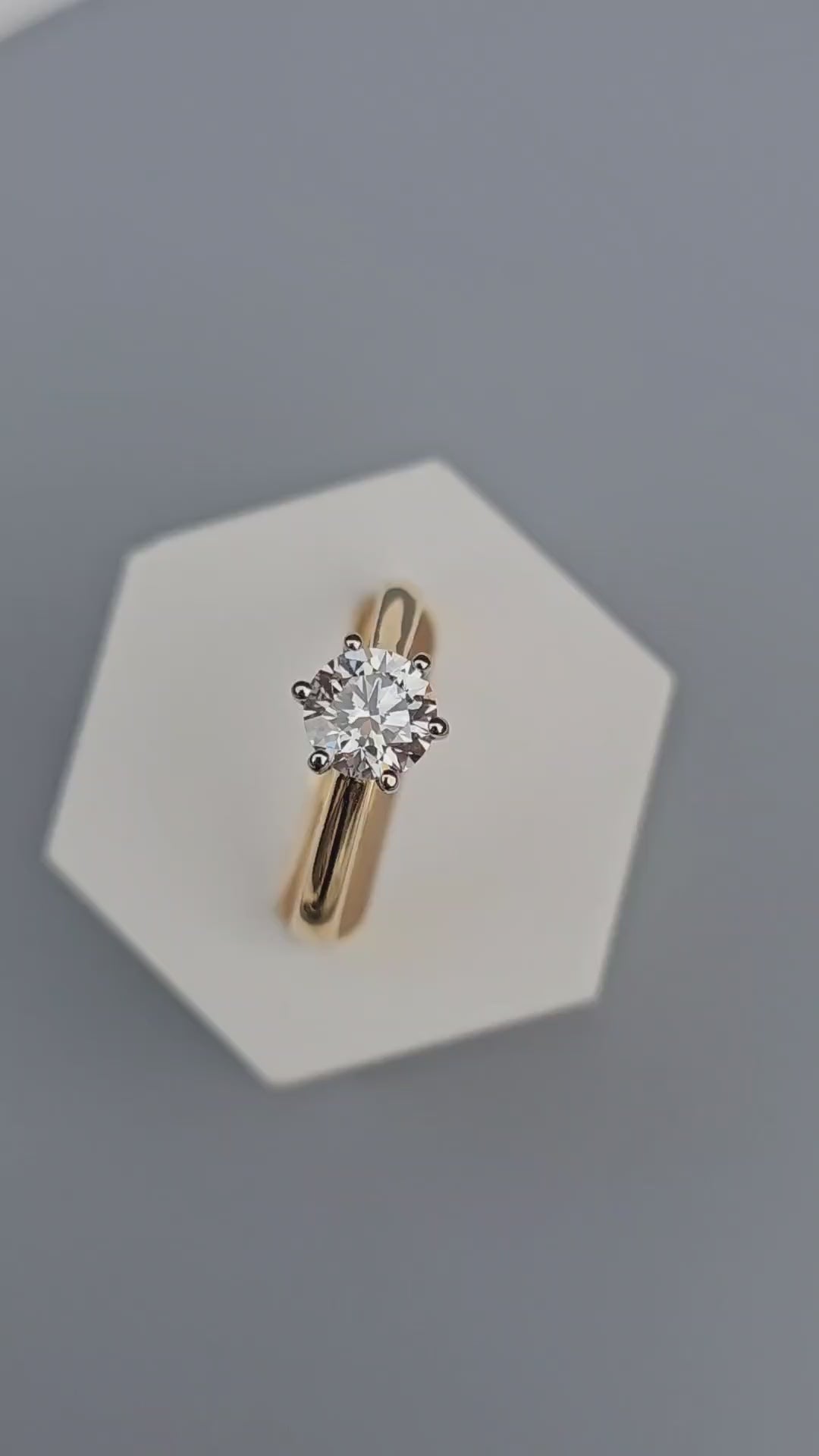 Exquisite IGI Certified 1.01ct E VS2 Lab Diamond Solitaire Ring in 18ct Gold
