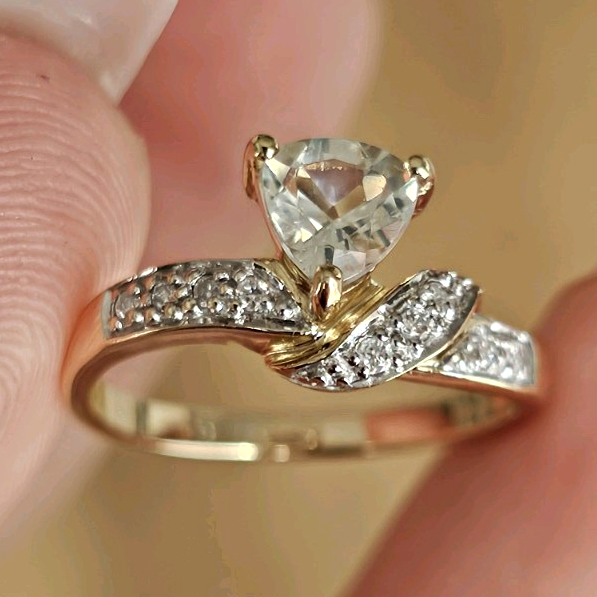 9ct Yellow Gold Natural Green Amethyst & Diamond Ring – Size N ½ 💎✨